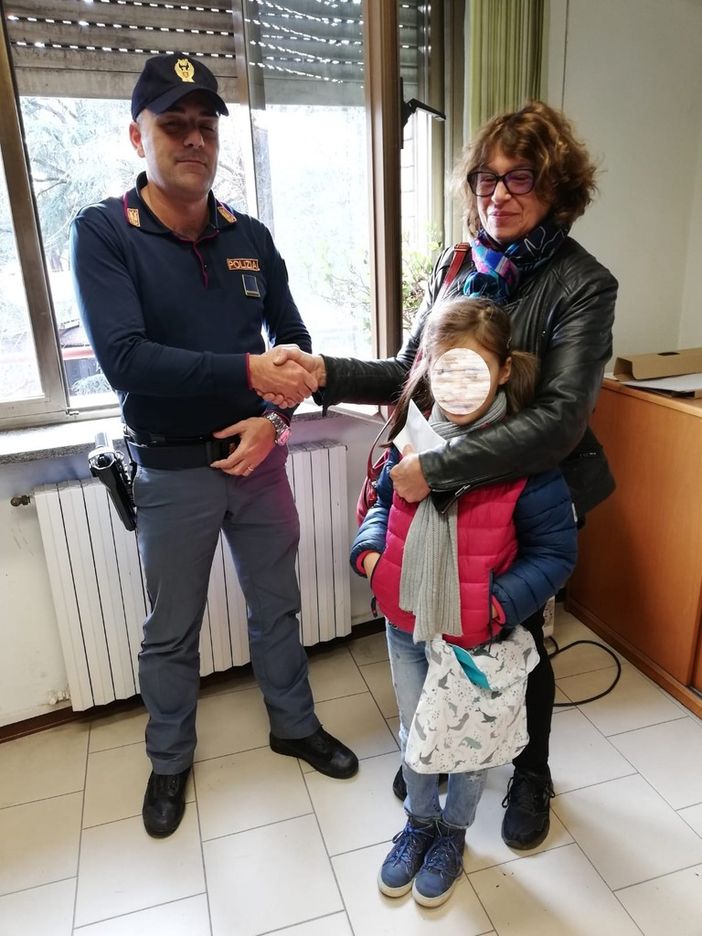 Turista inglese in visita ad Asti ritrova portafogli e documenti grazie alla solerzia del personale della Questura