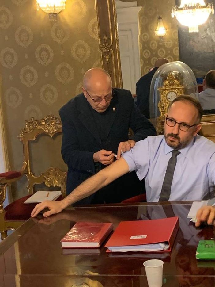 Il sindaco Rasero si fa vaccinare dal dottor Gianfranco Imerito Il sindaco Rasero si fa vaccinare dal dottor Gianfranco Imerito