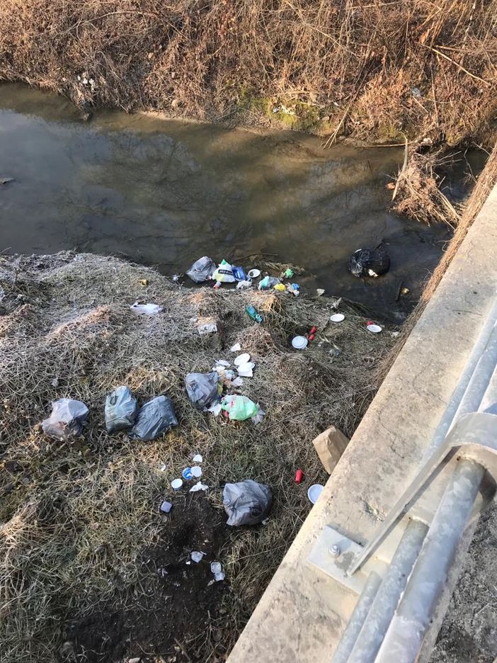 Nonostante il miglioramento dei servizi di raccolta, purtroppo non mancano episodi di inciviltà. Come quelli testimoniati da queste foto di rifiuti abbandonati lungo il Borbore Nonostante il miglioramento dei servizi di raccolta, purtroppo non mancano episodi di inciviltà. Come quelli testimoniati da queste foto di rifiuti abbandonati lungo il Borbore