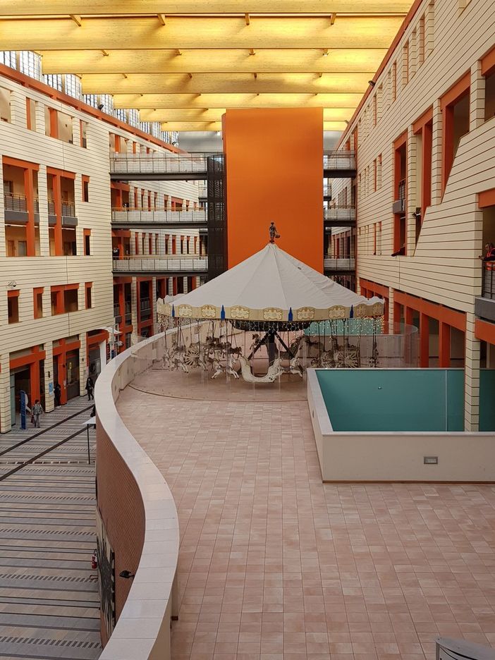 La piazza interna dell'ospedale di Asti
