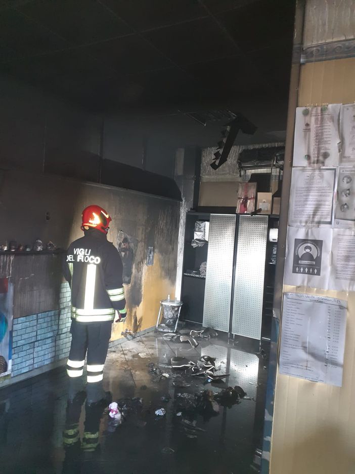 Incidente stradale a Nizza Monferrato. Sul posto Vigili del Fuoco, 118 e Carabinieri ma... in auto non c'è più nessuno