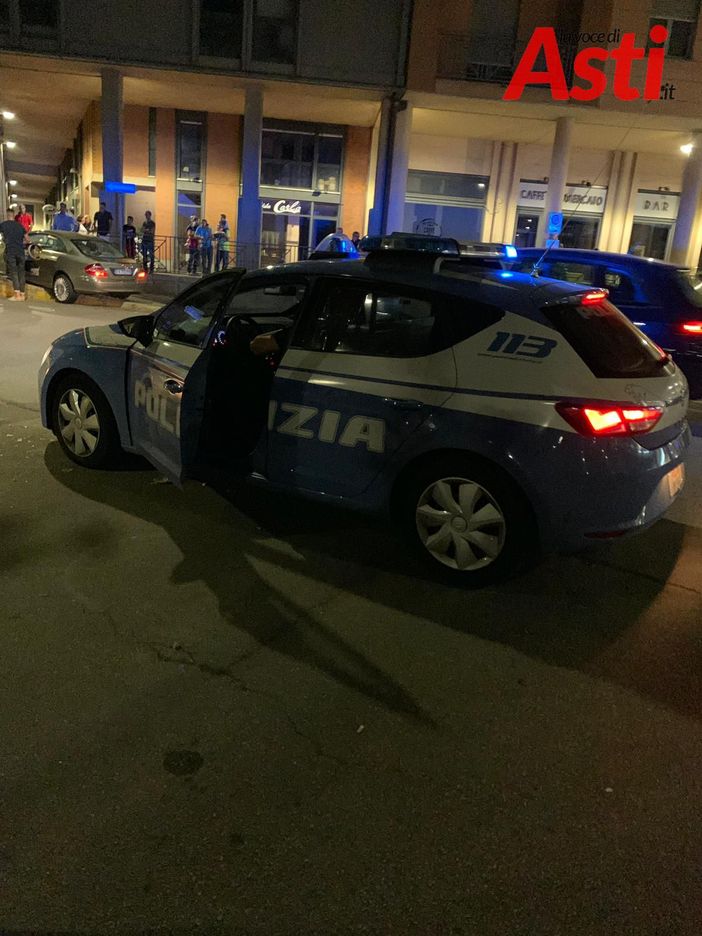 Incidenti stradali: auto esce di strada e centra in pieno cartelloni pubblicitari