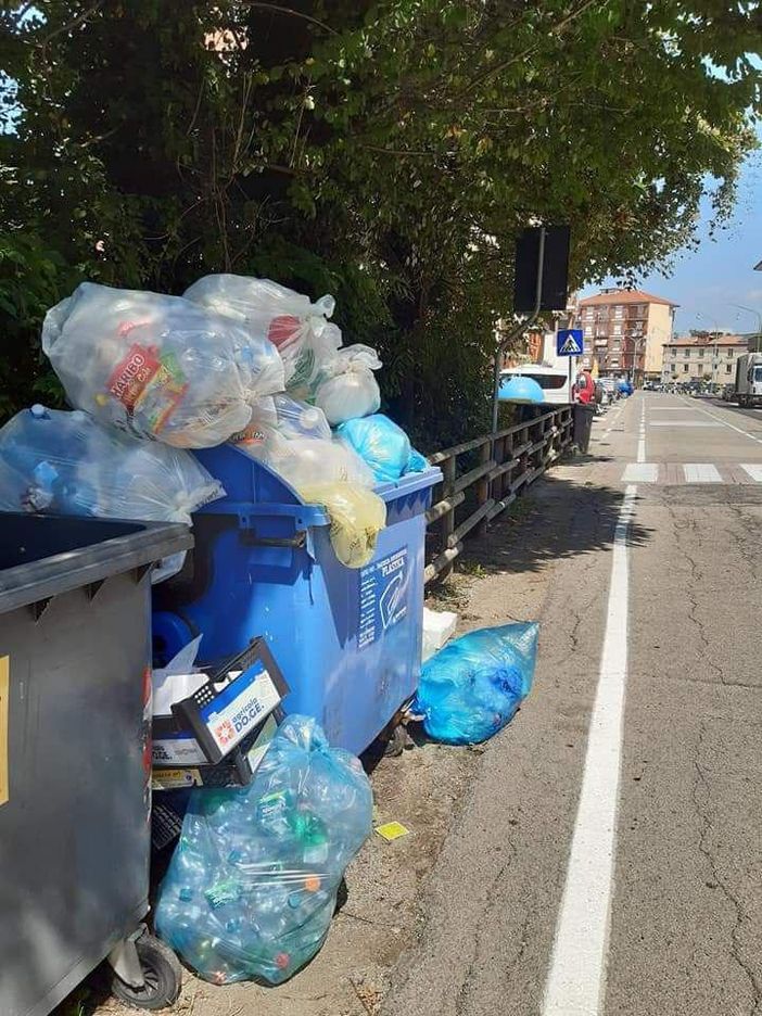 L'abbandono dei rifiuti non va in vacanza. Catasta di plastiche all'ingresso di Costigliole L'abbandono dei rifiuti non va in vacanza. Catasta di plastiche all'ingresso di Costigliole