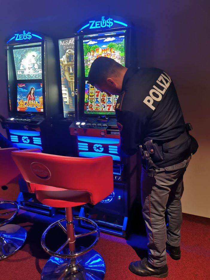Asti: la Polizia indaga due giocatori albanesi di slot machine per truffa
