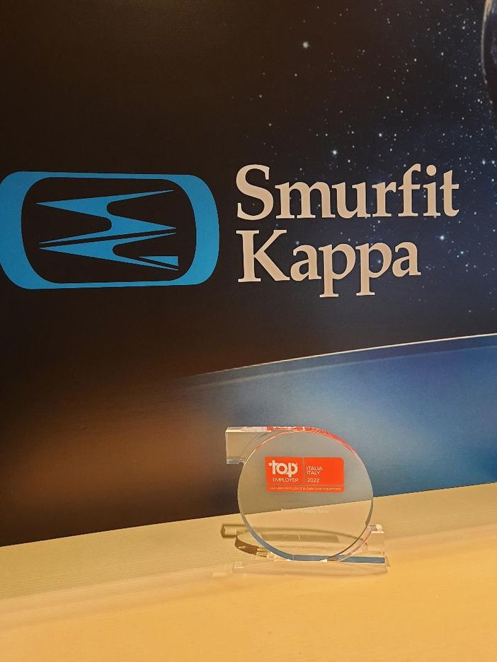 Il riconoscimento ottenuto dall'azienda e, a fine articolo, altre immagini inerenti la sede astigiana