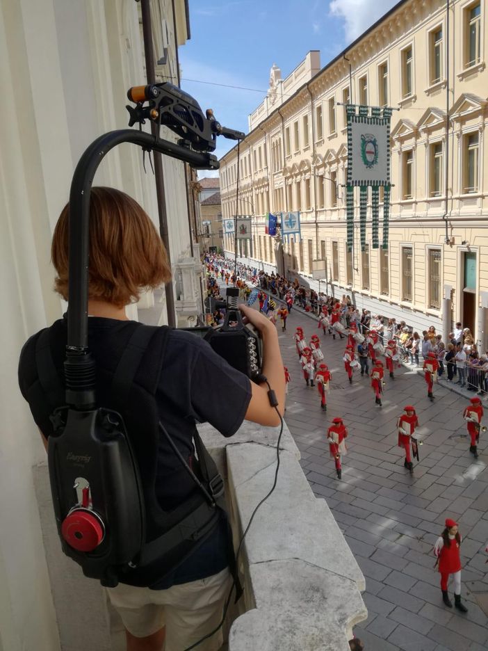 Mauel Lucarno durante alcune riprese astigiane