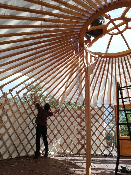 Il maestro al lavoro nella piccola yurta di Serravalle Il maestro al lavoro nella piccola yurta di Serravalle