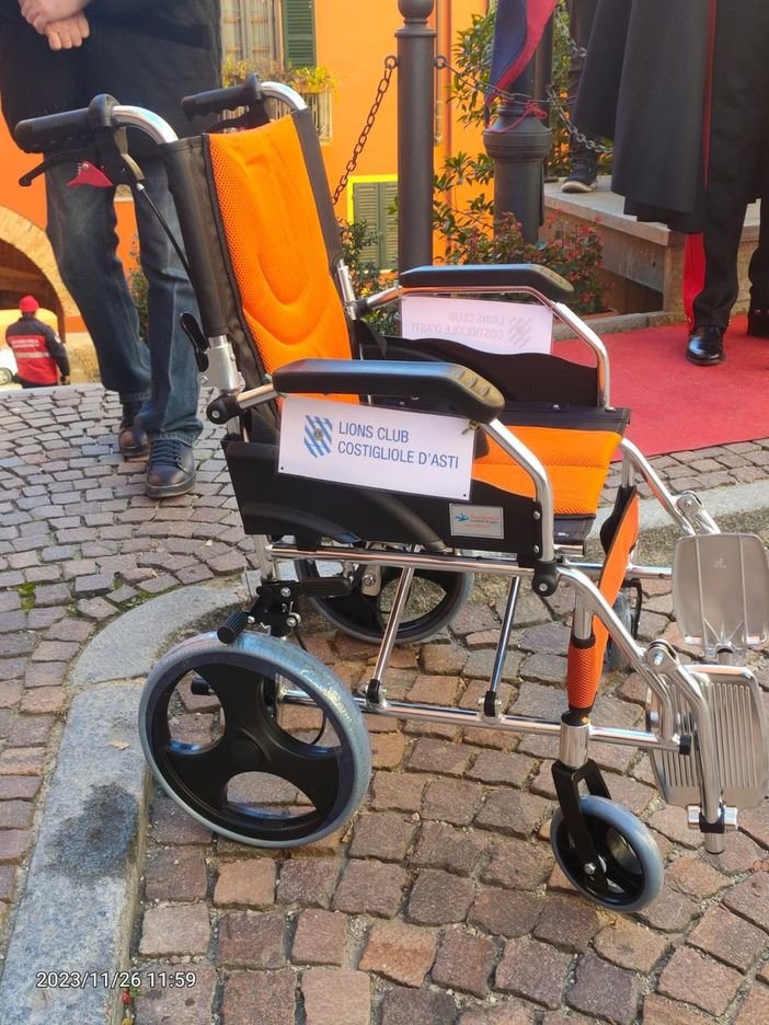 Dal Lions Club di Costigliole donata una sedia a rotelle per l'Associazione nazionale Carabinieri