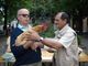 La premiazione della più bella gallina bionda di una precedente edizione (immagine tratta dalla pagina Facebook della Pro Loco di Buttigliera d'Asti)