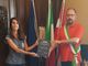 La laureanda astigiana Marta Cavaleri consegna una copia della sua tesi al sindaco Rasero. Protagonista il Palio