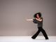 “Behind the Light”: Un viaggio danzato, parlato e urlato con Cristiana Morganti al Teatro Alfieri di Asti
