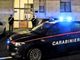 Una pattuglia dei carabinieri di fronte al palazzo in cui è avvenuto l'omicidio di Nizza Monferrato
