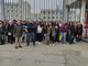 Gli studenti con i loro professori all'esterno del carcere di Asti