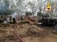 Prende fuoco un mezzo agricolo e coinvolge decine di rotoballe