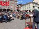 Guido Cardello, di spalle, ritratto nel corso del suo intervento in piazza San Secondo