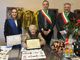 La neo centenaria ritratta con la consigliera Angelica Corino ed i primi cittadini di Canelli (alla sinistra della festeggiata) e Calamandrana