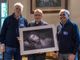 Rappresentanti della sezione fotografia della Polisportiva CRAT ritratti con il vescovo Prastaro cui hanno donato una delle loro foto