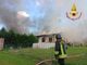 Nessun ferito ma ingenti danni per l'incendio al capannone di materiali edili [FOTO]