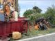 Il mezzo agricolo ribaltato dopo il grave incidente e, nel riquadro in alto a sinistra, la vittima