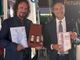 L'artista (a sinistra nell'immagine) con il presidente Rotary Alberto Bazzano
