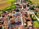 Una veduta aerea della maestosa Chiesa di San Giovanni Battista, a Fontanile
