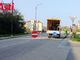 La segnaletica posto per segnalare la chiusura del ponte ferroviario