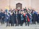 Una serie di immagini relative la cerimonia religiosa