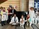La consegna delle attrezzature donate all’Oncologia: Giuseppe Pellitteri, past president dell’associazione e altri volontari insieme al dottor Marcello Tucci, direttore della SC Oncologia e Cure Palliative dell’Asl AT con la sua equipe e alla Direzione Sanitaria di Presidio.