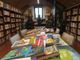 L'interno della biblioteca di Villafranca