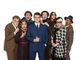 Ettore Bassi (al centro in completo blu) con il resto del cast di &quot;Trappola per topi&quot; in scena domani sera al Teatro Alfieri di Asti
