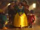 Biancaneve (Rachel Zegler) attorniata dai nani nel live action Disney