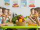 Bambini in una mensa con cibi sani Bambini in una mensa con cibi sani