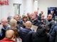Il sindaco Rasero attorniato da alcuni residenti di Cascina Volta (MerfePhoto)