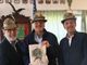 Il neo presidente della Sezione Ana di Asti Giorgio Gianuzzi (a sinistra) e il vice presidente vicario Francesco Marzo (a destra) consegnano il regalo degli amici Alpini al past presidente Fabrizio Pighin (al centro) - Ph. Roberto Signorini