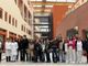 Nelle foto gli studenti con le docenti Antonietta Galanzino (liceo classico), Piera Maggiora e Pierpaola Laustra (liceo scientifico), il Direttore del Dipartimento dei Servizi Elda Feyles, i Coordinatori tecnici Antonella Cammarota (Laboratorio Analisi), Concetta Tona (Anatomia Patologica e Immunoematologia), Oscar Casavecchia (Radiodiagnostica), Guido Mansone (Radioterapia) e Nadia Ardovini, responsabile dell’Area Diagnostica della Direzione delle Professioni Sanitarie.