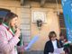 Il sindaco Anna Macchia e la vice Delfina Noto sotto il balcone di Luigi Capriolo