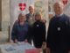Alcuni volontari della Fondazione ritratti ad un banchetto informativo allestito in piazza Alfieri Alcuni volontari della Fondazione ritratti ad un banchetto informativo allestito in piazza Alfieri