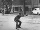 La celebre immagine, scattata da Paolo Pedrizzetti, di Giuseppe Memeo con in mano una pistola durante gli scontri di Via degli Amici a Milano (1977) - Fonte: Wikipedia