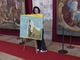 L'artista ritratta con una delle sue opere