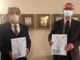 Il libro 1950-2020 70 anni di Rotary ad Asti nella mani del dirigente rotariano Giorgio Gianuzzi (a sinistra) autore del libro e Marco Stobbione presidente del Rotary Club di Asti.