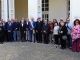 Il gruppo dei partecipanti all’ingresso del Museo con il Sindaco Maurizio Rasero (al centro), Livio Negro, Silvana Bertolotti, l’on. Marcello Coppo (a sinistra) Maurizio, Monzani, Carlo Varni, (a destra) ed alcuni delegati provinciali, comunali ed intercomunali.