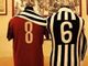 Abbraccio tra maglie Torino e Juventus