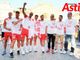 Mattia Antoniazzi (secondo da destra) con alcuni giocatori e dirigenti dell'Asti Calcio