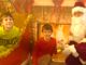 Babbo Natale con aiutanti e slitta in allestimento