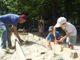 Bambini impegnati in una precedente simulazione di scavo in Valle Botto