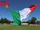 La discesa sul campo di gioco dell'enorme tricolore (Ph. Merfephoto - Efrem Zanchettin)