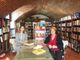 Il sindaco Anna Macchia (a sinistra) e l'assessore Delfina Noto ritratte nella Biblioteca di Villafranca