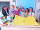 La bimba ucraina con alcuni dei suoi nuovi compagni di classe. Foto tratta, come le altre presenti in questo articolo, dalla pagina Facebook dell'Istituto Comprensivo di Costigliole d'Asti