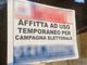 Il cartello (con sfocature aggiunte da noi) comparso in corso Dante