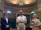 Roberto Cerrato, direttore, e Gianfranco Comaschi, presidente dell’Associazione per il Patrimonio dei Paesaggi Vitivinicoli consegnano il cofanetto Memoria e Tradizioni delle Vigne a Laura Capra Presidente della Fondazione Cesare Pavese e sindaco di Santo Stefano Belbo